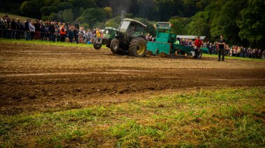 Vintage Traktör Yarışması için İzleyiciler Toplanıyor: Rustik Büyüsü Otlakta Güçle Karşılaşıyor