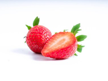 Çilek beyazda izole edilmiş