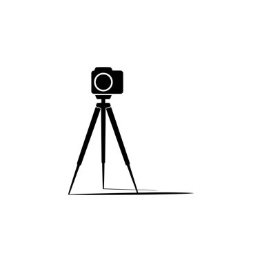 Siyah kamera siluet tasarımı tripodun üzerinde duruyor. Profesyonel fotoğrafçı için beyaz arka planda stüdyo fotoğraf ekipmanlarıyla izole edilmiş bir simge.
