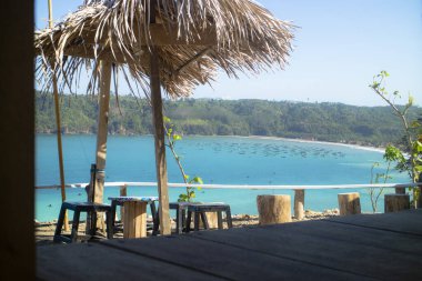 Bu, güneşli bir yaz gününde mavi gökyüzünün altında bir sahil kulübesi.