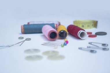 Bu dikiş ekipmanı beyaz arkaplanda yakın açıyla ayarlanmış.