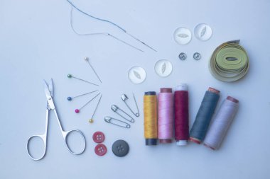 Bu dikiş ekipmanı beyaz arka planda yüksek açıyla ayarlanmış.