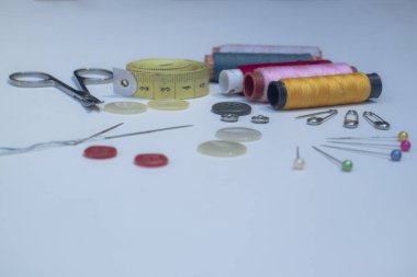 Bu dikiş ekipmanı beyaz arkaplanda yakın açıyla ayarlanmış.