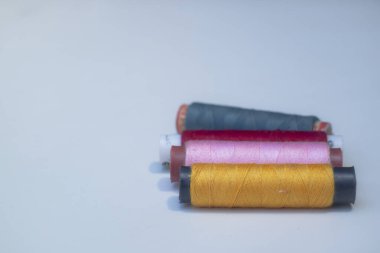 Bu, beyaz arkaplanda yakın mesafeden dikiş ekipmanları için bir iplik.