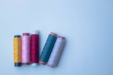 Bu, beyaz arkaplanda yakın mesafeden dikiş ekipmanları için bir iplik.