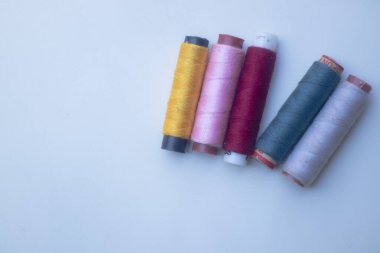 Bu, beyaz arkaplanda yakın mesafeden dikiş ekipmanları için bir iplik.