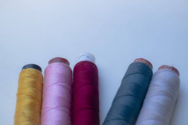 Bu, beyaz arkaplanda yakın mesafeden dikiş ekipmanları için bir iplik.