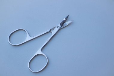 Bu makas, beyaz arkaplandaki dikiş ekipmanlarını yakın mesafeden dikmek için.