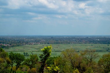Bu, gökyüzü bulutluyken tepenin tepesinden güzel bir doğal manzara..