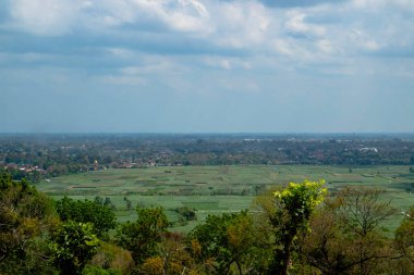 Bu, gökyüzü bulutluyken tepenin tepesinden güzel bir doğal manzara..