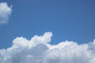 Beyaz bulutlu dramatik ve güzel mavi gökyüzü.