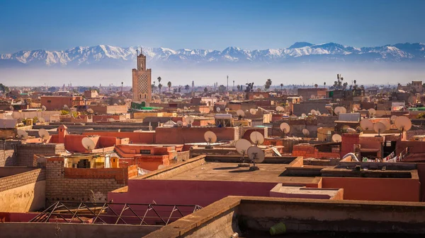 Panoramautsikt Över Marrakech Och Snö Utjämnade Atlasbergen Marocko — Stockfoto