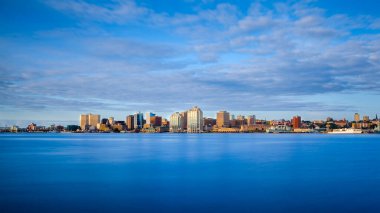 Dartmouth, Purdy 's Wharf ve diğer modern kuleleri olan Halifax şehir merkezinden görüntüler. Halifx, Nova Scotia, Kanada.