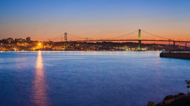 Alacakaranlıktaki Angus L. Macdonald Köprüsü manzarası. Köprü Halifax şehir merkezini Dartmouth 'a bağlıyor. Halifax, Nova Scotia, Kanada.