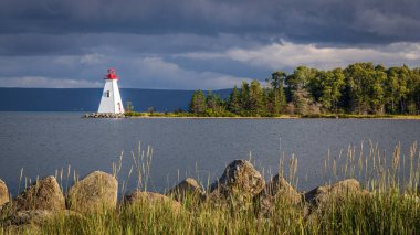 Kanada, Nova Scotia 'da küçük bir deniz fenerinin güzel manzarası. Nova Scotias deniz fenerleri yüzyıllardır denizdeki peapleları korur. Eyaletleri, deniz tarihini ve ruhunu somutlaştırıyorlar.. 