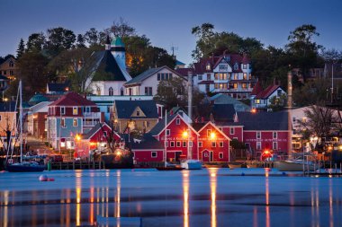 Lunenburg, Nova Scotia, Kanada 'nın ünlü liman manzarası. Teknelerin, şamandıraların ve ağaçların hareket bulanıklığı.