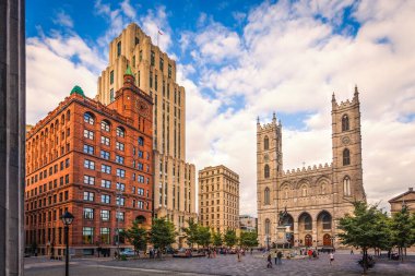 Montreal, Montreal, Quebec, Kanada 'daki Place d' Armes manzarası, Notre-Dame Bazilikası, New York Yaşam Binası, Aldred Binası ve Montreal 'in kurucusu Paul de Chomedey anısına dikilen anıt..