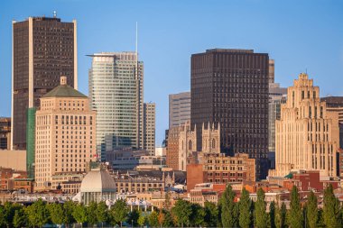 Eski Montreal 'de modern kuleler, Basilique de Notre Dame ve Place d' Armes, Montreal, Quebec, Kanada 'nın diğer tarihi binaları.