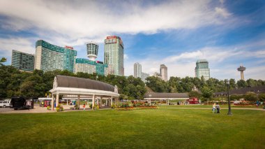 Arka planda Fallsview otelleri ve tatil köyleri olan Table Rock Bahçeleri, Niagara Şelalesi, Ontario, Kanada