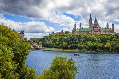 Parlamento Tepesi, Rideau Kanalı Kilitleri, Fairmount Şatosu ve Ottawa Nehri, Ottawa, Kanada.