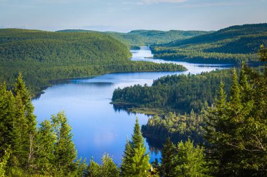 Güzel Wapizagonke Gölü gün batımında La Mauricie Ulusal Parkı, Quebec, Kanada