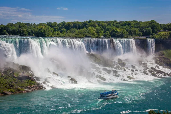Niagara Şelalesi, Ontario Kanada 'da Sisli Kız' la birlikte American Falls manzarası.