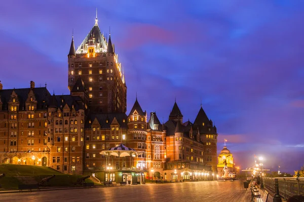 ケベック ケベック カナダのツイライトにあるフロンテナック城とダファリンテラスの景色 城は壮大なホテルであり ケベックシティの最も有名なランドマークです — ストック写真