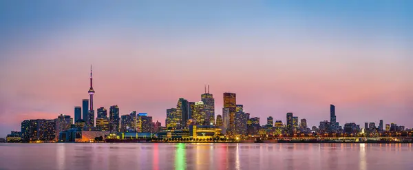 Alacakaranlıkta Ontario Gölü üzerinde Toronto Panoraması