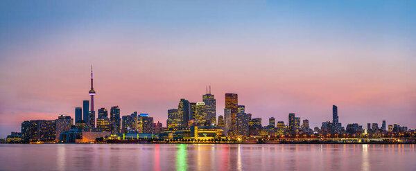 Панорама Торонто над озером Онтарио в сумерках