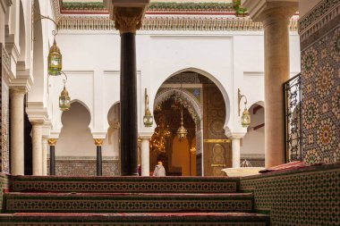 Fas 'ın Fez kentinde 24 Aralık 2014 tarihinde Zawiya Moulay Idriss II' de ibadet edenler. Fez bölgesinde, Zawiya sultanların ve kutsal adamların gömüldüğü yerler ve ayrıca bir camiler de yer alabilir..