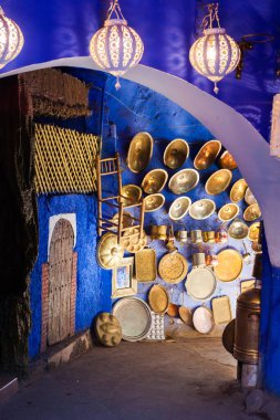 Marakeş, Fas 'ta satılık güzel bakır eşyalar.
