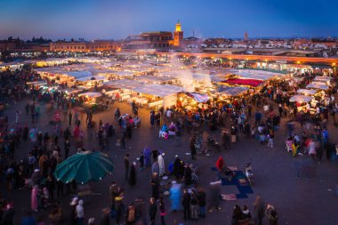 MARRAKESH, MOROCCO- 28 Aralık 2014: Jemaa el Fna Meydanı 'nda 28 Aralık 2014 Marakeş, Fas' ta gün batımında kalabalık