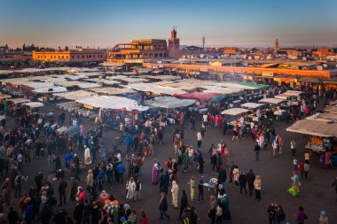 MARRAKESH, MOROCCO- 28 Aralık 2014: Jemaa el Fna Meydanı 'nda 28 Aralık 2014 Marakeş, Fas' ta gün batımında kalabalık