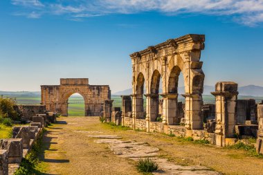 Hercules Works House ve Triumphal Arch, Volubilis, Fas 'tan Decumanus Maximus.