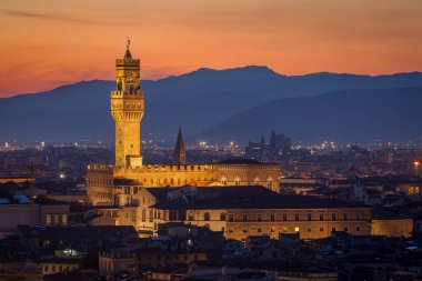 Güneş battıktan sonra Floransa'da ünlü Palazzo Vecchio