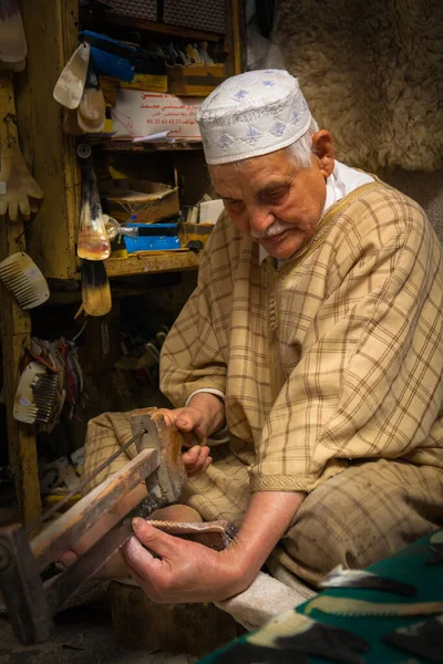 Fez December 2014 職人がフェズメディナ モロッコの小さなワークショップでホーンコムを作る — ストック写真