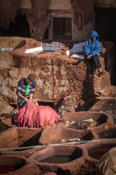 Fez December 2014年12月22日 モロッコのフェズで9世紀にさかのぼるプロセスでタンネリーで働いている人々 — ストック写真