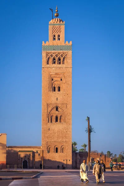 Marrakesh Décembre Marocains Marchant Devant Minaret Mosquée Koutoubia Décembre 2014 — Photo