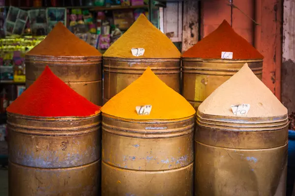 Kolorowe Stosy Sproszkowanych Przypraw Sprzedaż Marrakeszu Souq Maroko Płytka Głębia — Zdjęcie stockowe