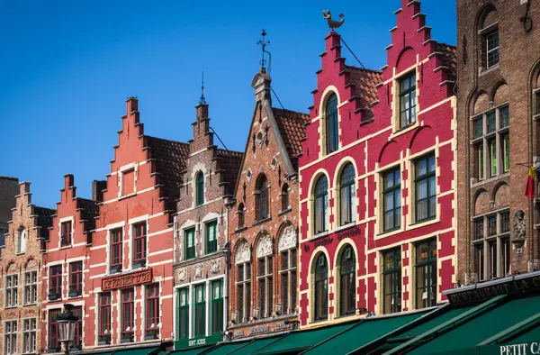 Bruges Bélgica Abril 2014 Coloridas Casas Aspecto Medieval Market Square — Foto de Stock