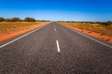 Hiçliğe giden yol. Stuart Otoyolu, Kuzey Bölgesi, Avustralya