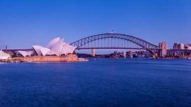 SYDNEY, AUSTRALYA - CRCA AĞUSTUSTOS 2016: Şafakta Sydney Opera ve Liman Köprüsü, Sydney, Avustralya