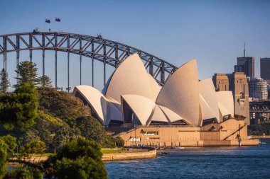SYDNEY, AUSTRALYA - CIRCA AUGust 2016: Sydney Opera Binası ve Liman Köprüsü, Sydney, Avustralya