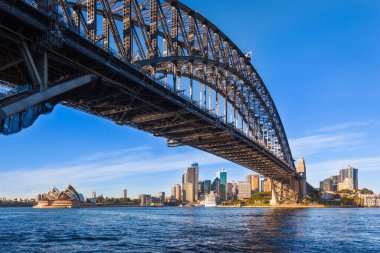Sydney Limanı Köprüsü 'nün panoramik manzarası, Opera Binası ve iş bölgesi, Sydney, Avustralya