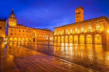 Ana Meydan (Piazza Maggiore) açık blu gökyüzü altında Palazzo d 'Accursio ve Palazzo Podest, Bologna, İtalya