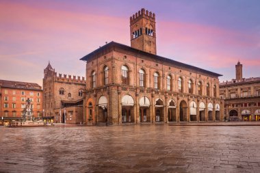 Ana Meydan (Piazza Maggiore) Neptün Çeşmesi ve Palazzo d 'Accursio, Bologna, İtalya