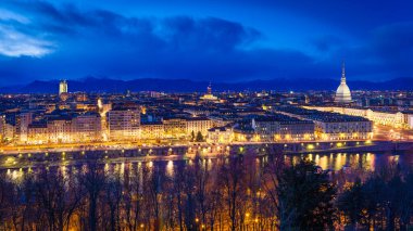 Benli Antonelliana ile Torino 'nun panoramik görüntüsü alacakaranlıkta, Torino, İtalya' da karla kaplı Alplere karşı