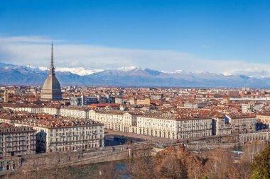 Benli Antonelliana ile Torino 'nun panoramik görüntüsü ve kar kaplı Alpler, Torino, İtalya