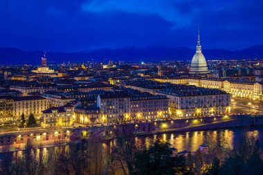 Benli Antonelliana ile Torino 'nun panoramik görüntüsü alacakaranlıkta, Torino, İtalya' da karla kaplı Alplere karşı