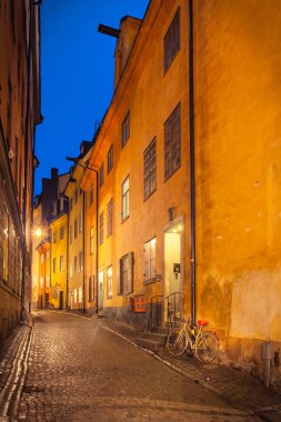 Alacakaranlık, Stockhol, İsveç 'teki eski kentte (Gamla Stan) sokak.